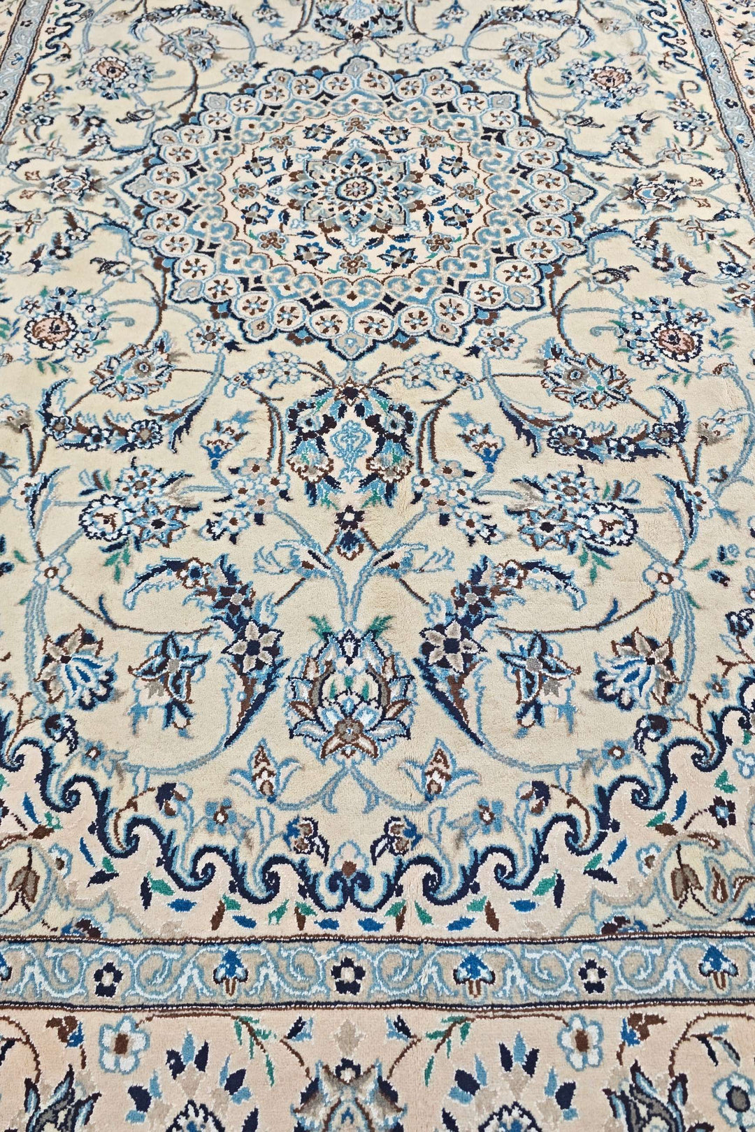 Ivory Palmette Nain