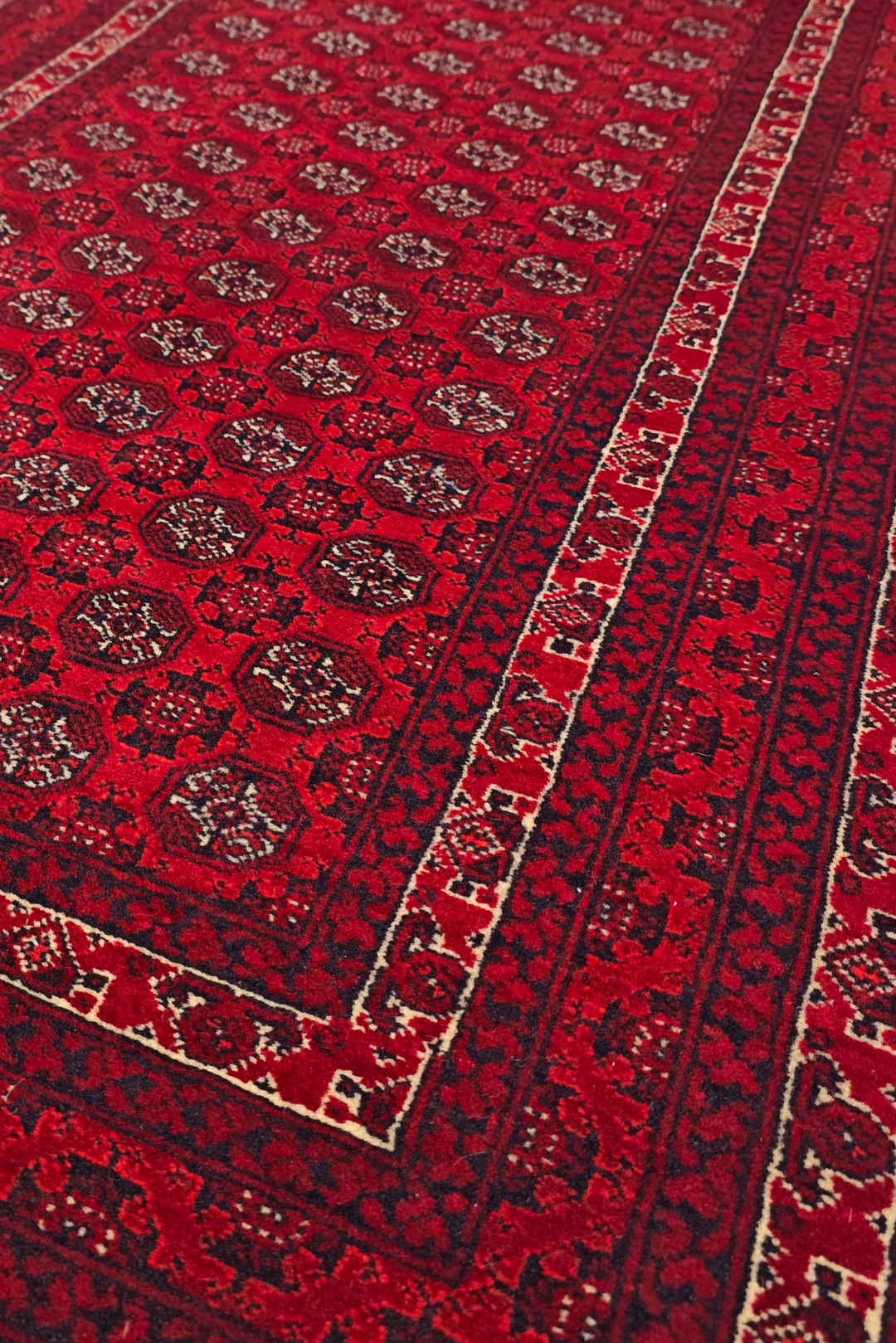 Deep Red Turkmen Gül Khan Muhammadi Rug, Hand-Knotted Wool