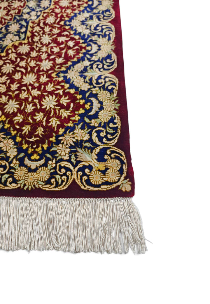 Red Lace Qum