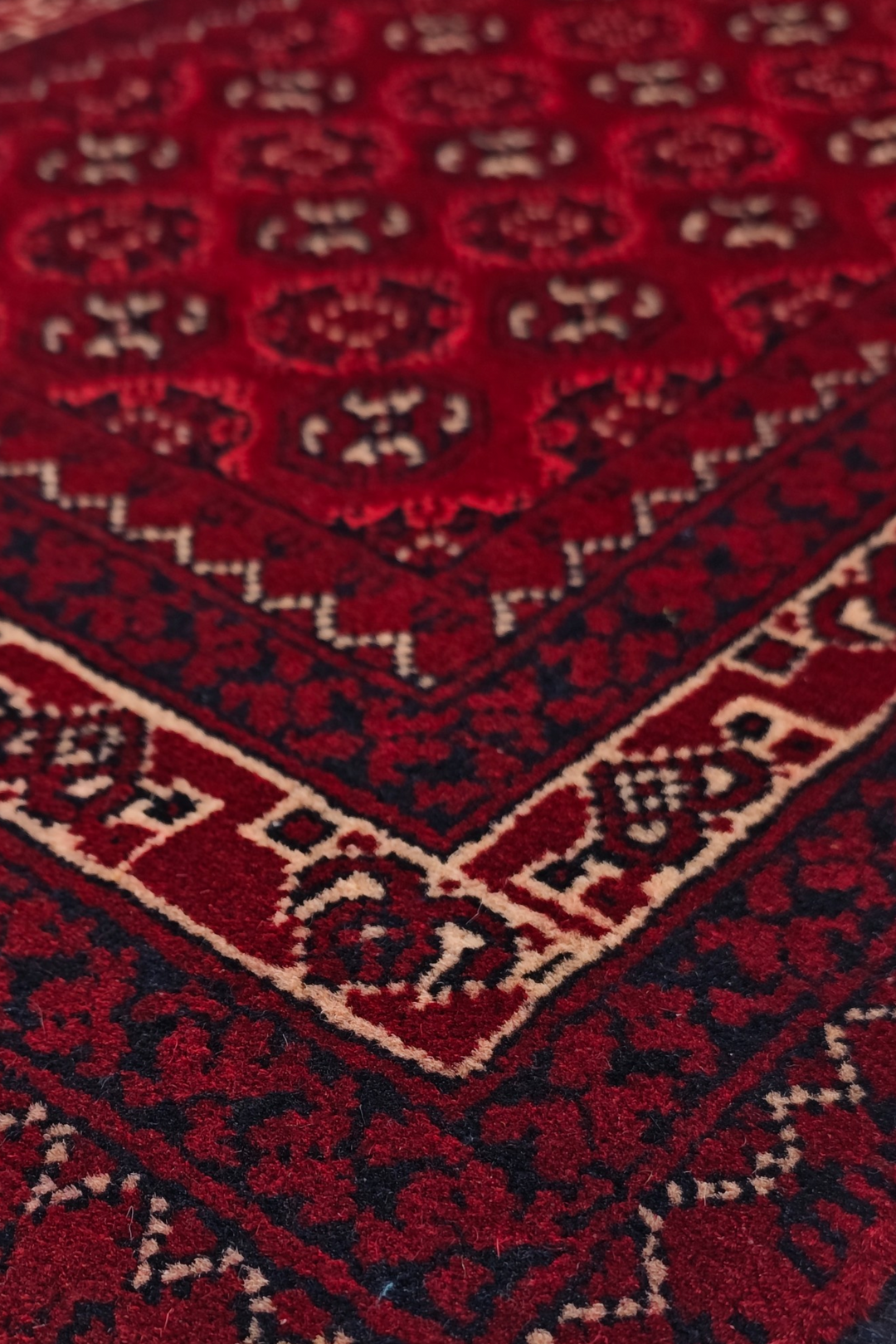 Deep Red Turkmen Gül Khan Muhammadi Rug, Hand-Knotted Wool