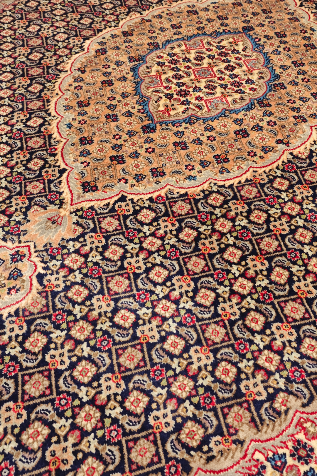 Rose Mahi Medallion, Hand-Knotted Pakistani Wool Rug