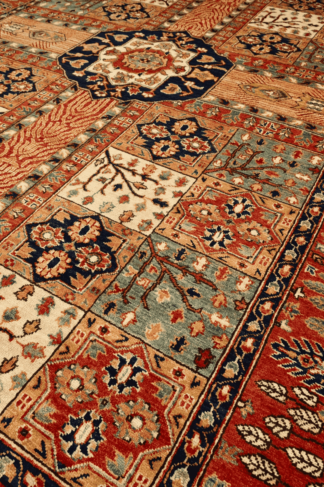 Border detail of rust Bakhtiari Ghazni hand-knotted rug