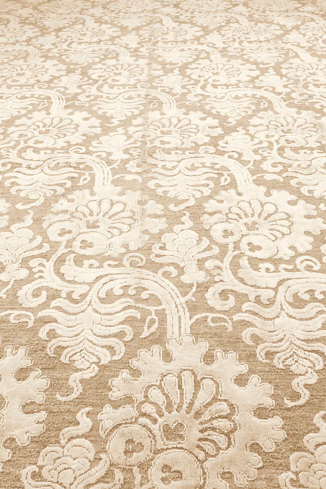 Hand-knotted ivory Ghazni rug with silk damask, borderless