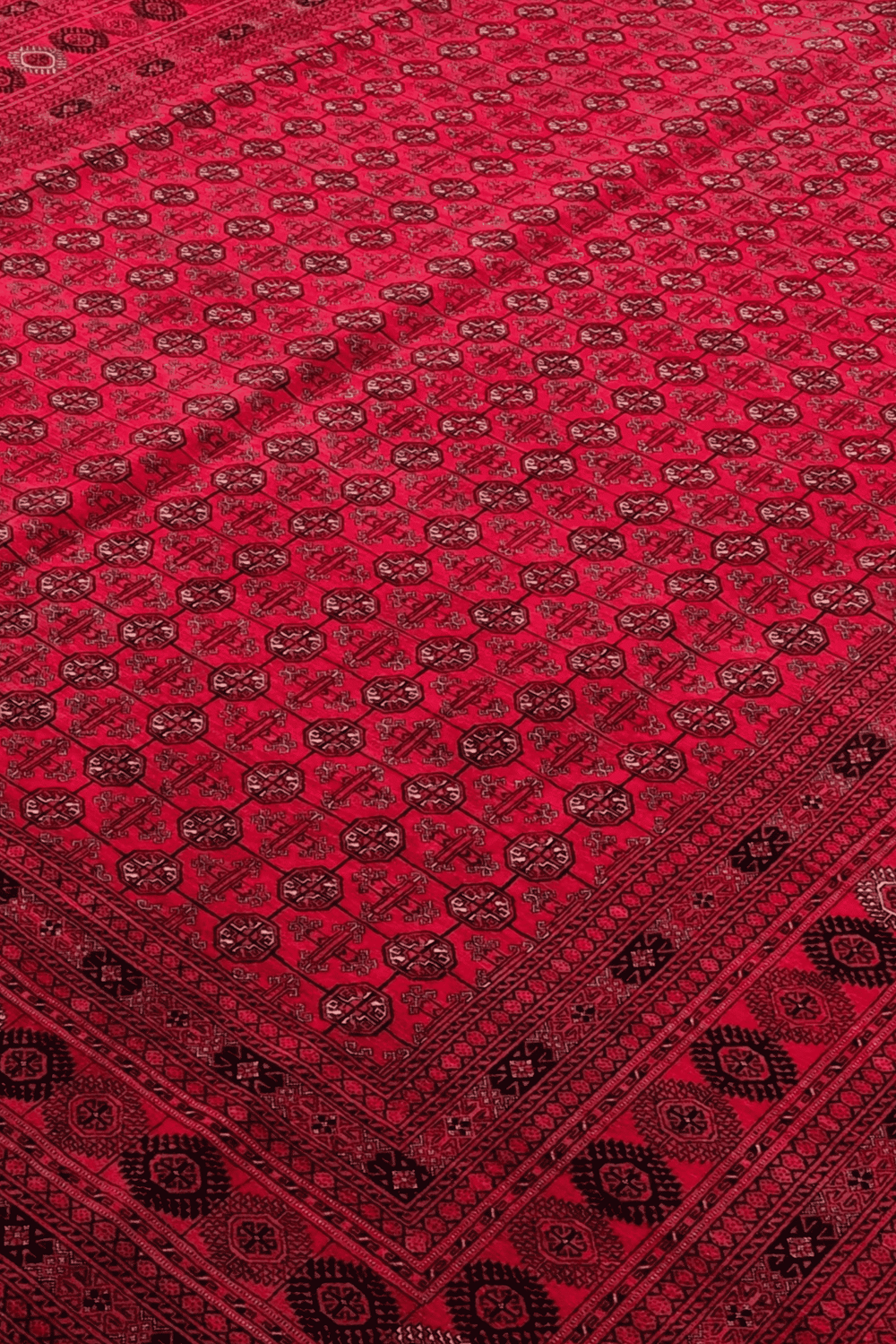 Turkmen gül detail in crimson on Khal Mohammadi rug