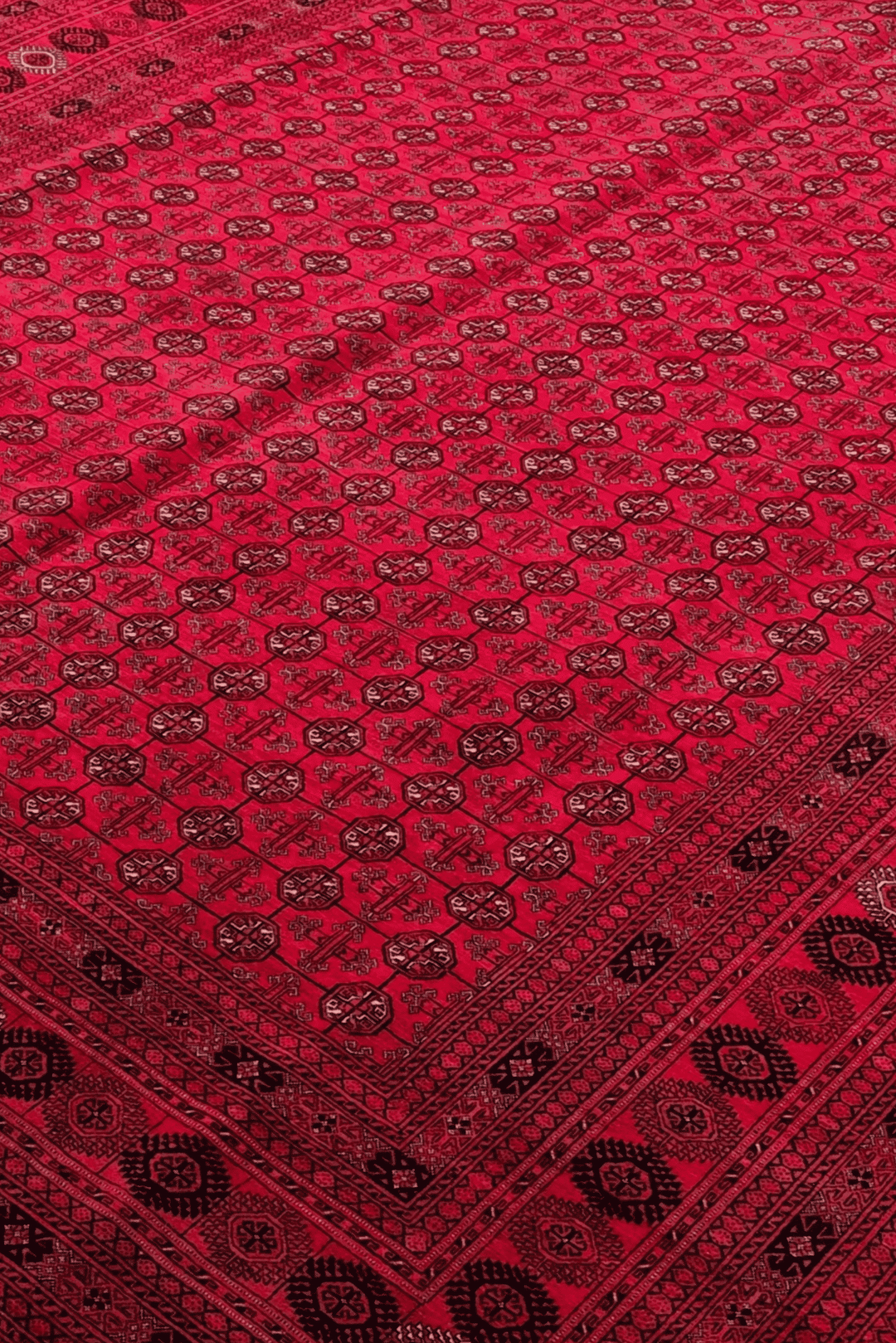 Turkmen gül detail in crimson on Khal Mohammadi rug