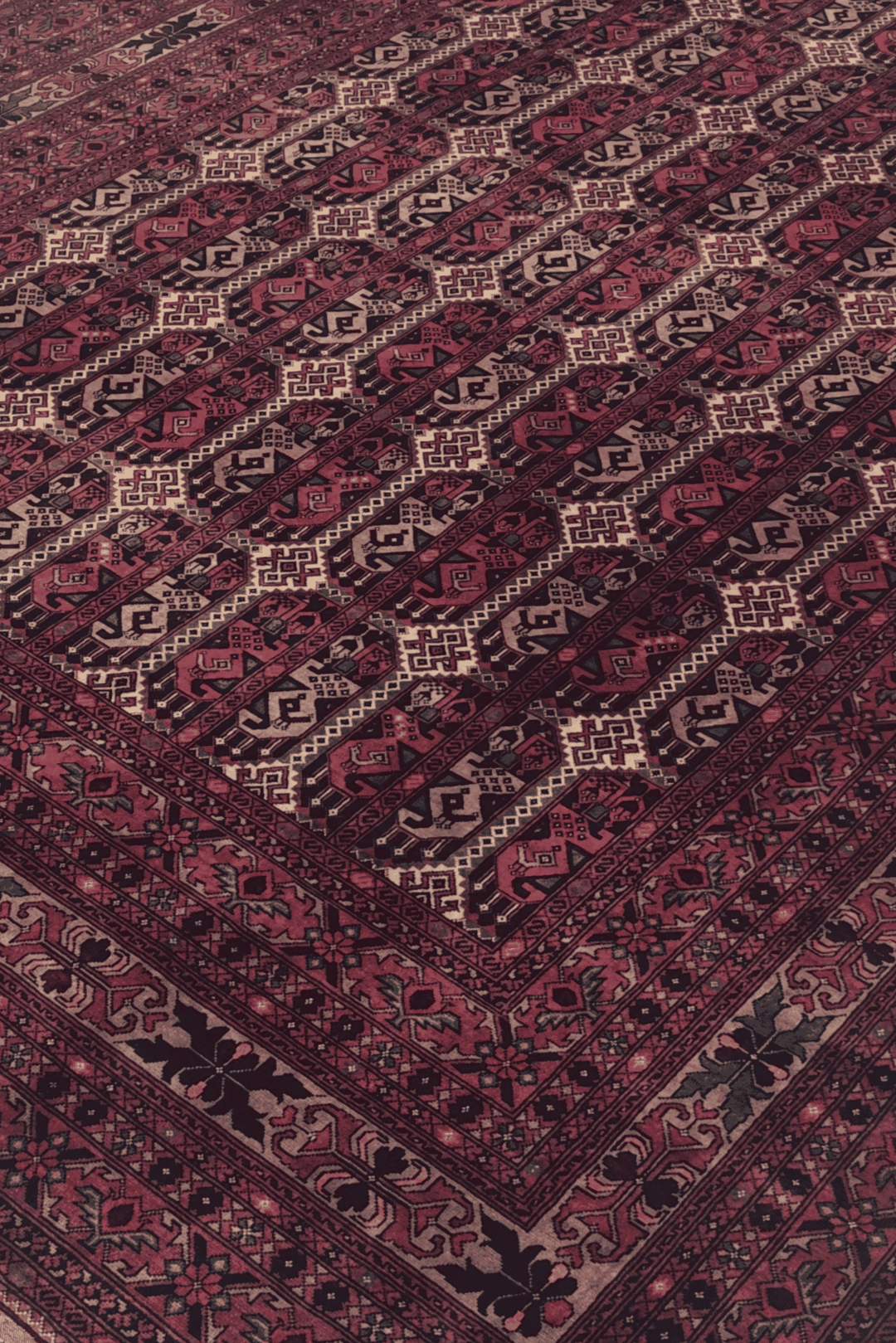 Compartment gül detail in deep wine on Khal Mohammadi rug