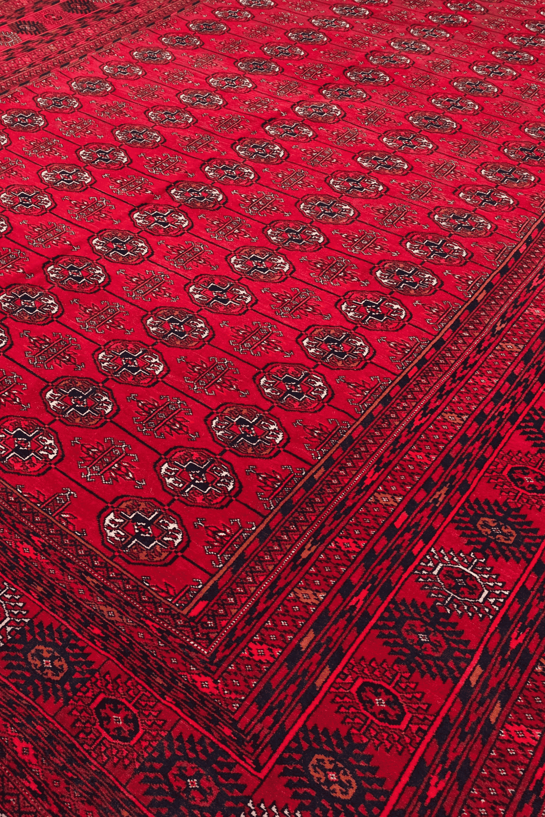 Turkmen gül detail in ruby red on Khal Mohammadi rug
