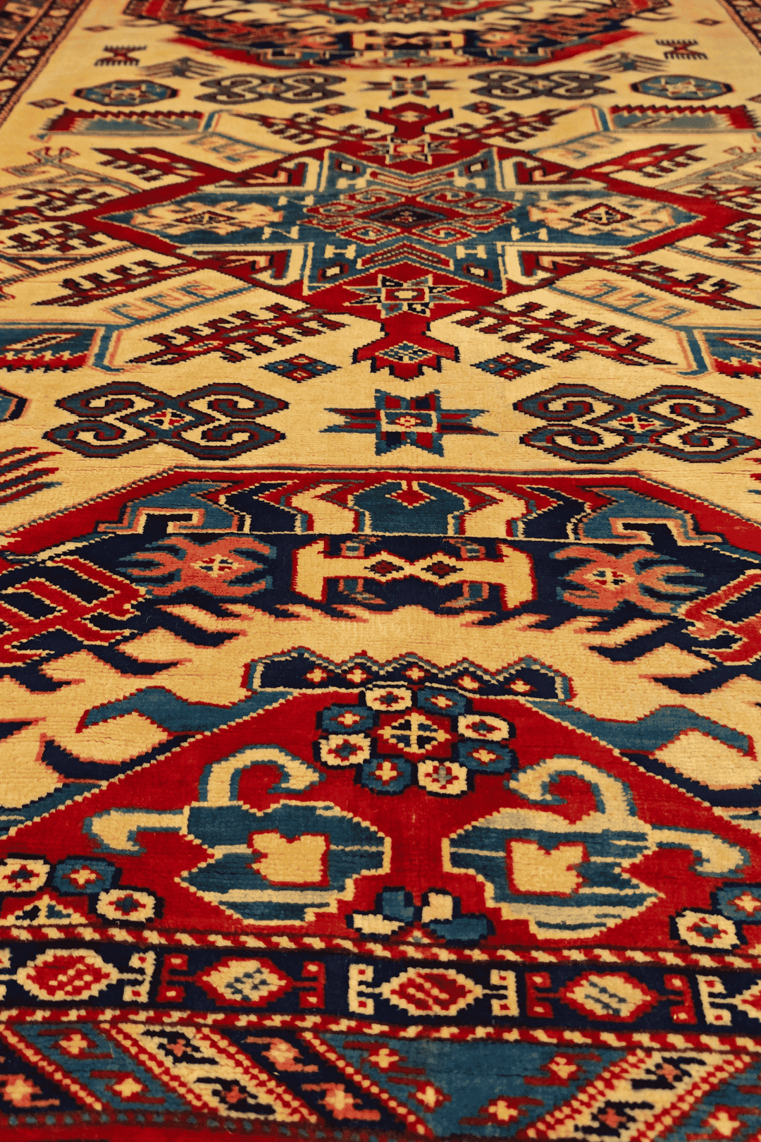 Hand-knotted wool pile of ivory sunburst rug, 124×157cm