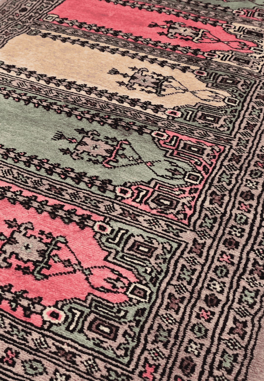 Saf arched niche detail in taupe and pink on Pakistani rug
