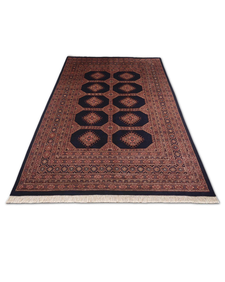 Border detail of black Fil Pai hand-knotted Pakistani rug