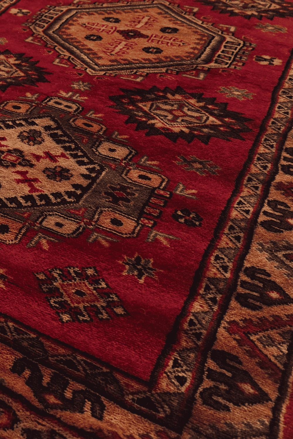 Alternating Kazak medallion detail in red and apricot on runner