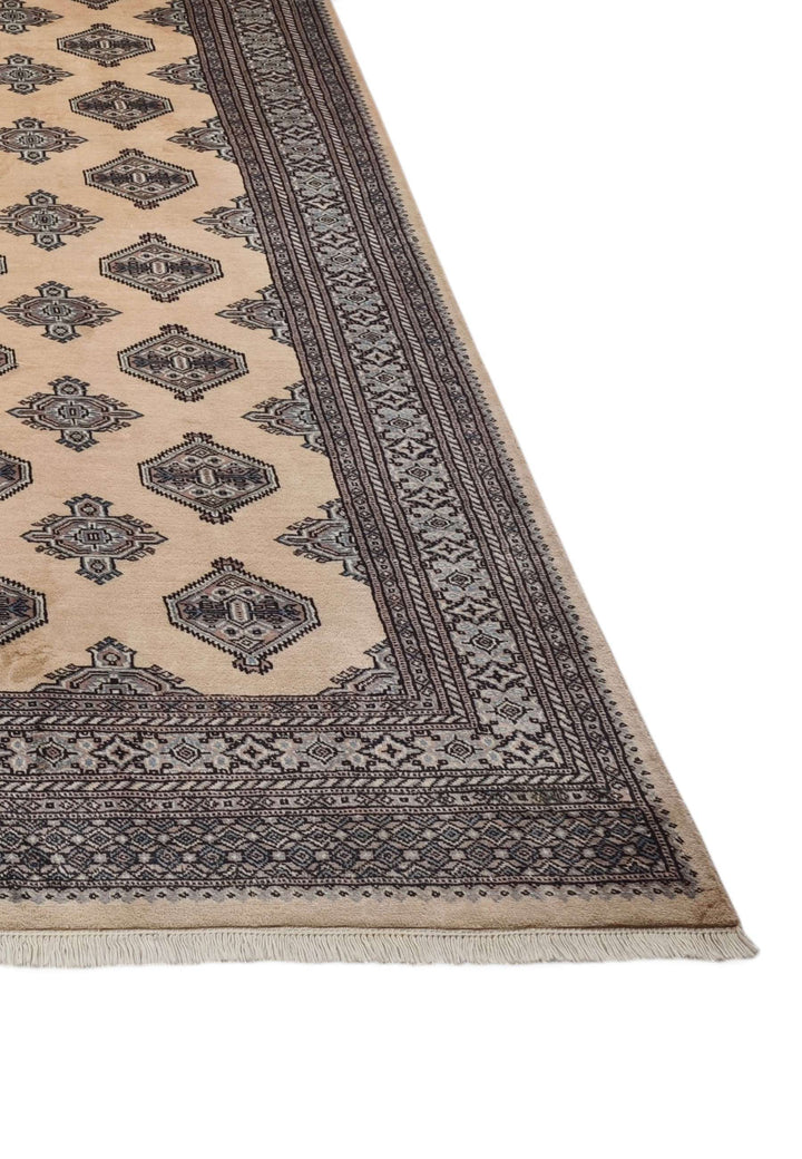 Hand-knotted cream Bokhara rug with repeating Turkmen güls