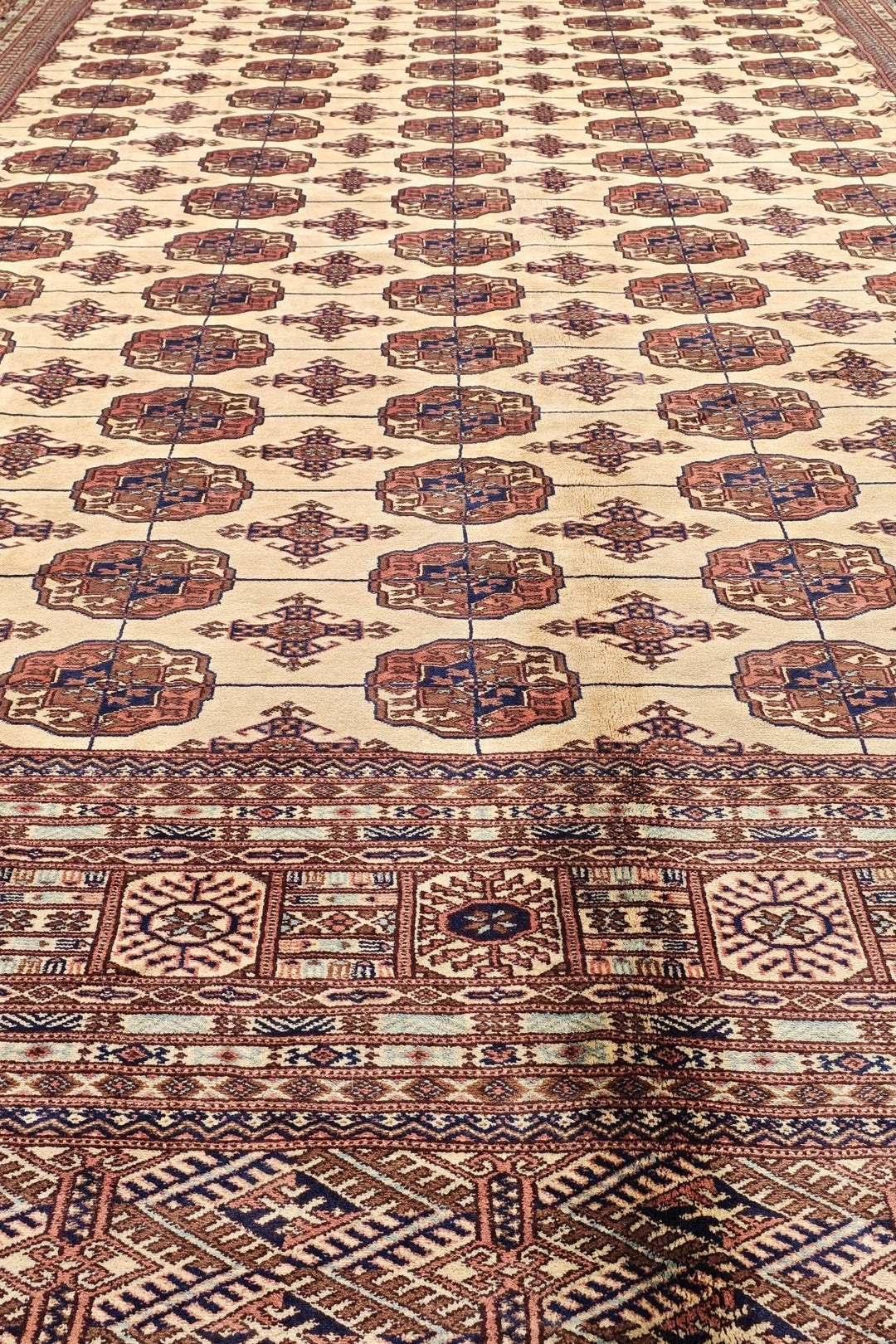 Hand-knotted ivory Sherwan rug with chestnut Turkmen güls