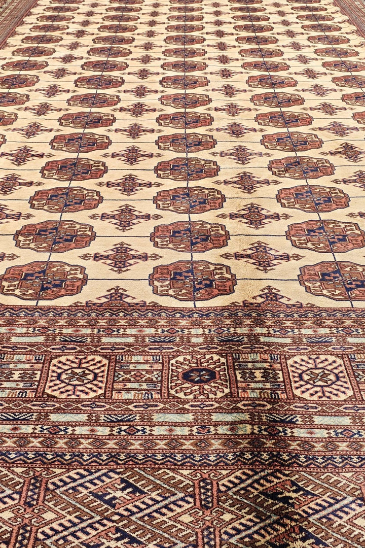 Hand-knotted ivory Sherwan rug with chestnut Turkmen güls