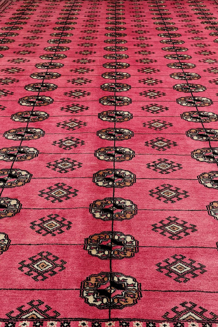 Rose pink Bokhara wool rug 260×325cm, Pakistani craftsmanship