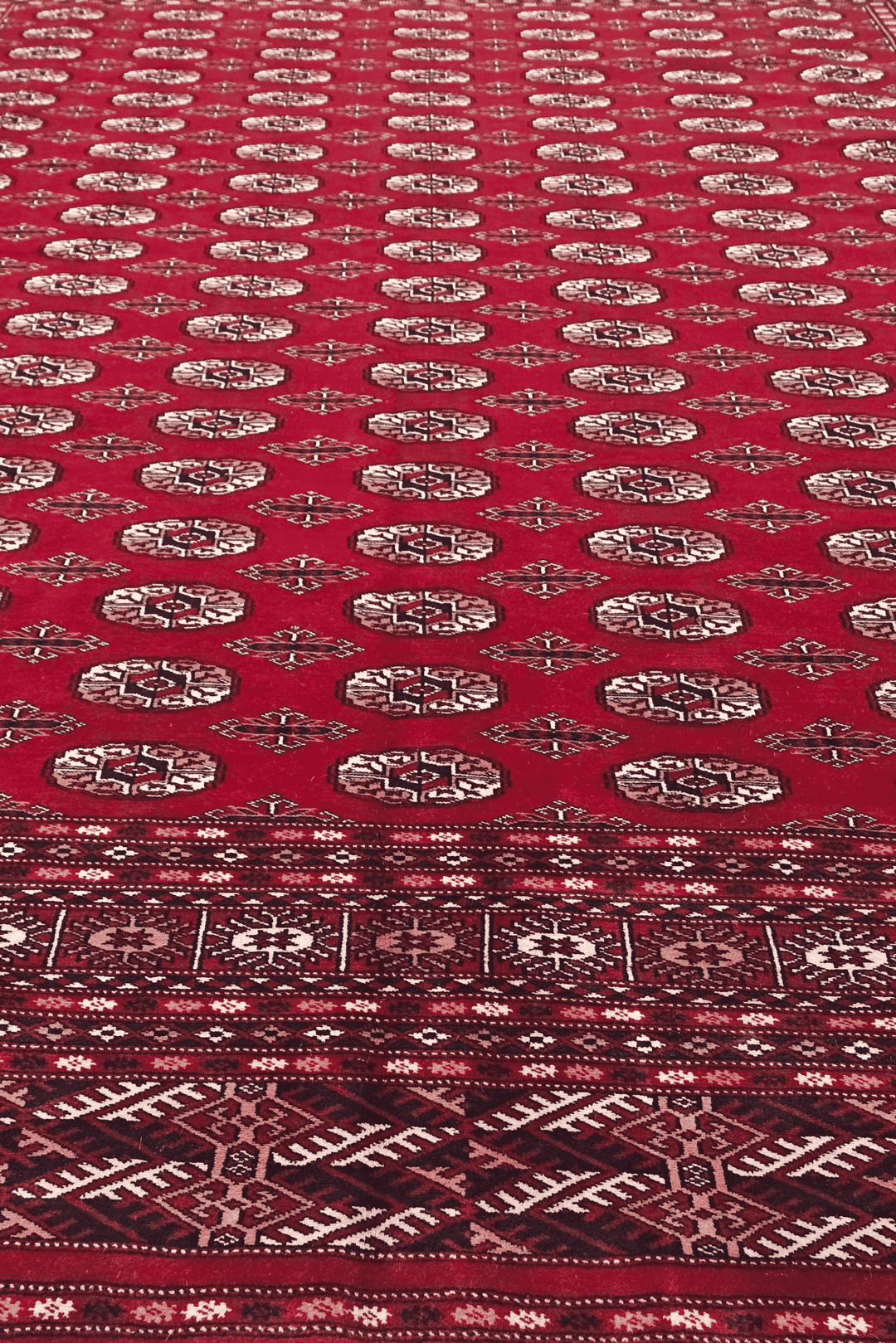 Ruby red Turkmen gül rug for a living room, about 4.5 tatami