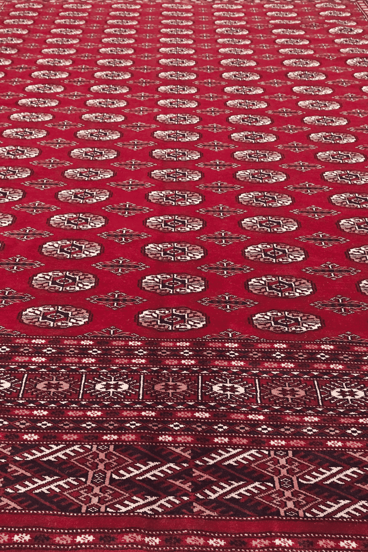 Ruby red Turkmen gül rug for a living room, about 4.5 tatami