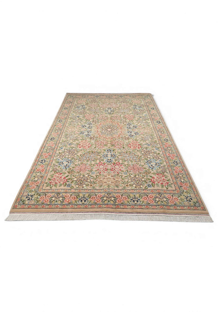 Hand-knotted wool pile of camel rose Gol Farang rug, 185×279cm