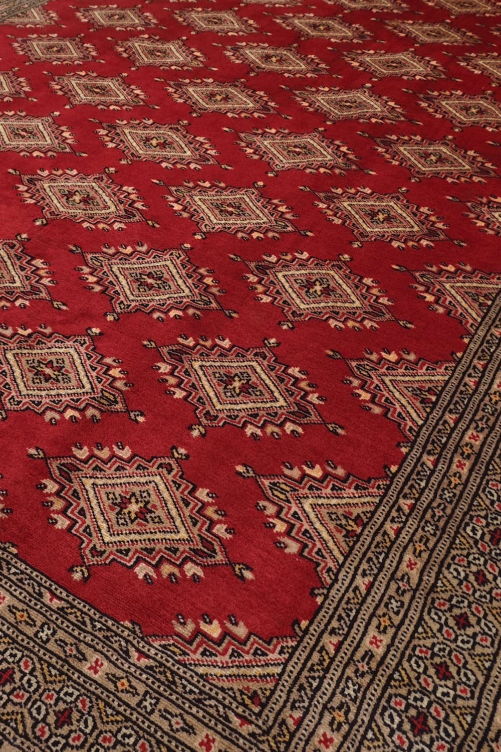 Star gül detail in brick red and camel on Jaldar rug
