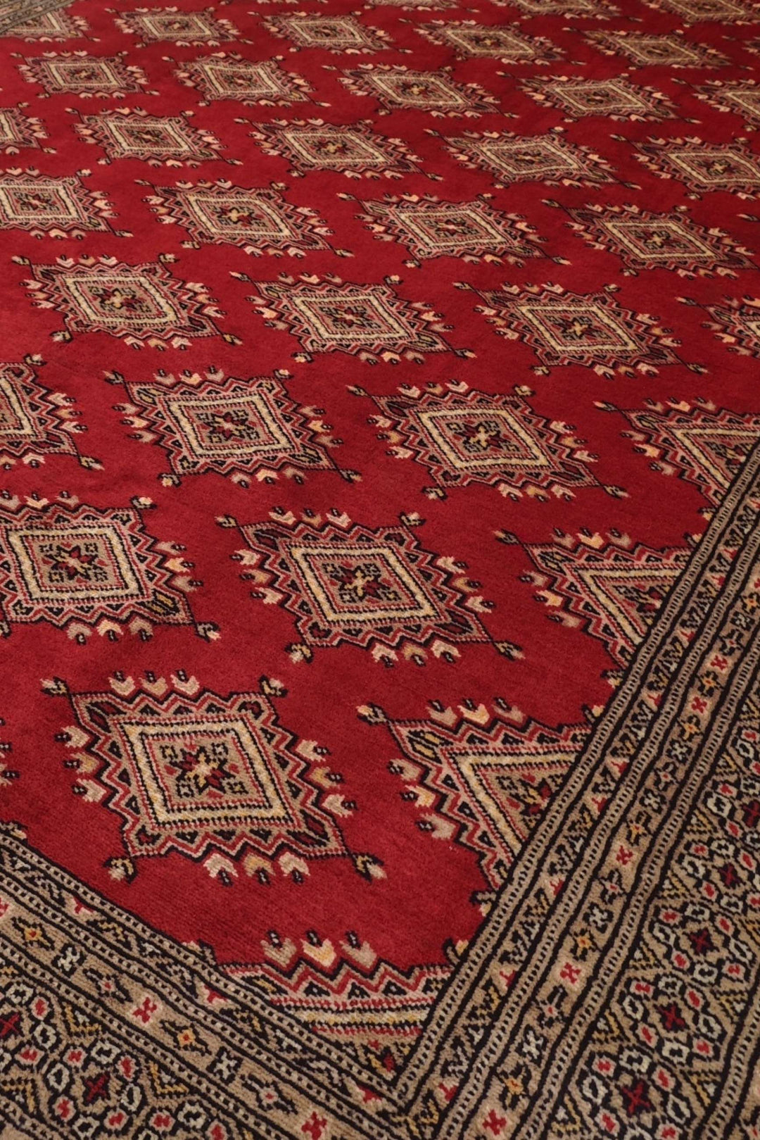 Star gül detail in brick red and camel on Jaldar rug
