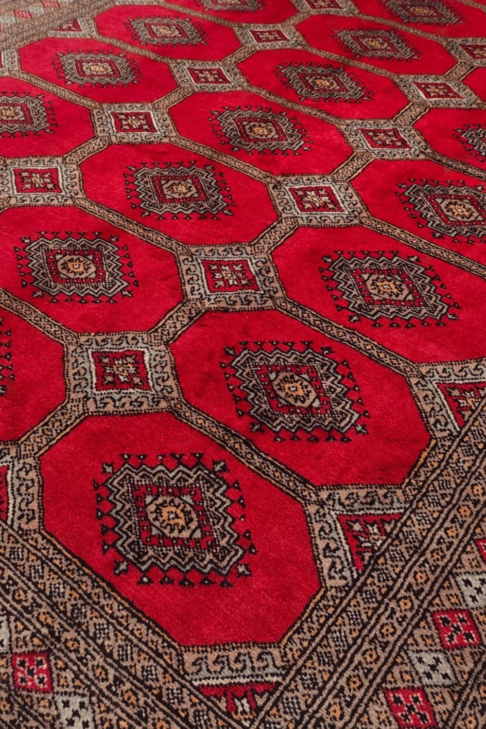 Lattice gül detail in bright red and sand on Jaldar rug