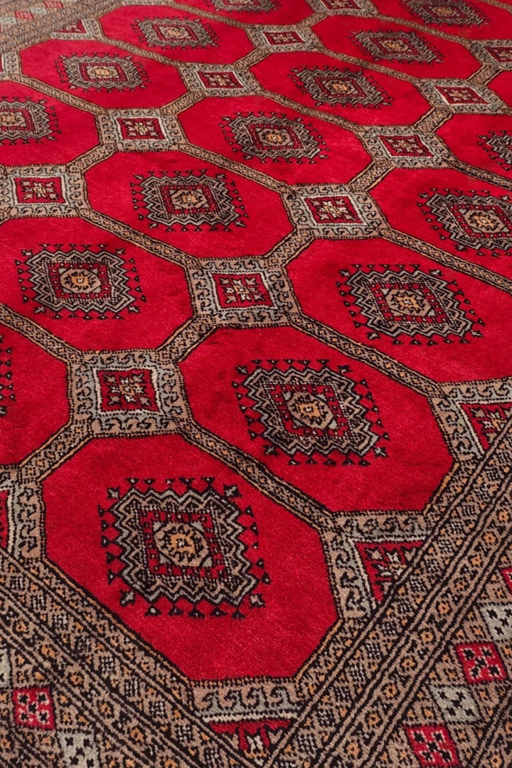 Lattice gül detail in bright red and sand on Jaldar rug