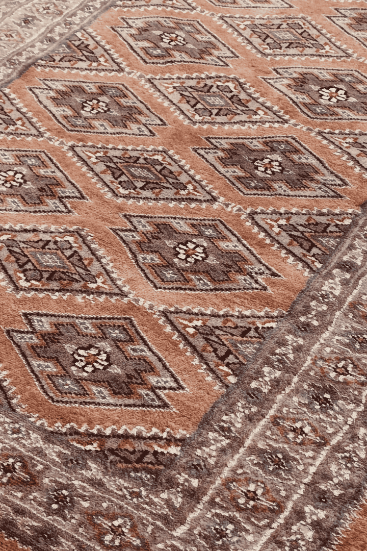 Alternating lattice detail in salmon and mauve on Jaldar runner