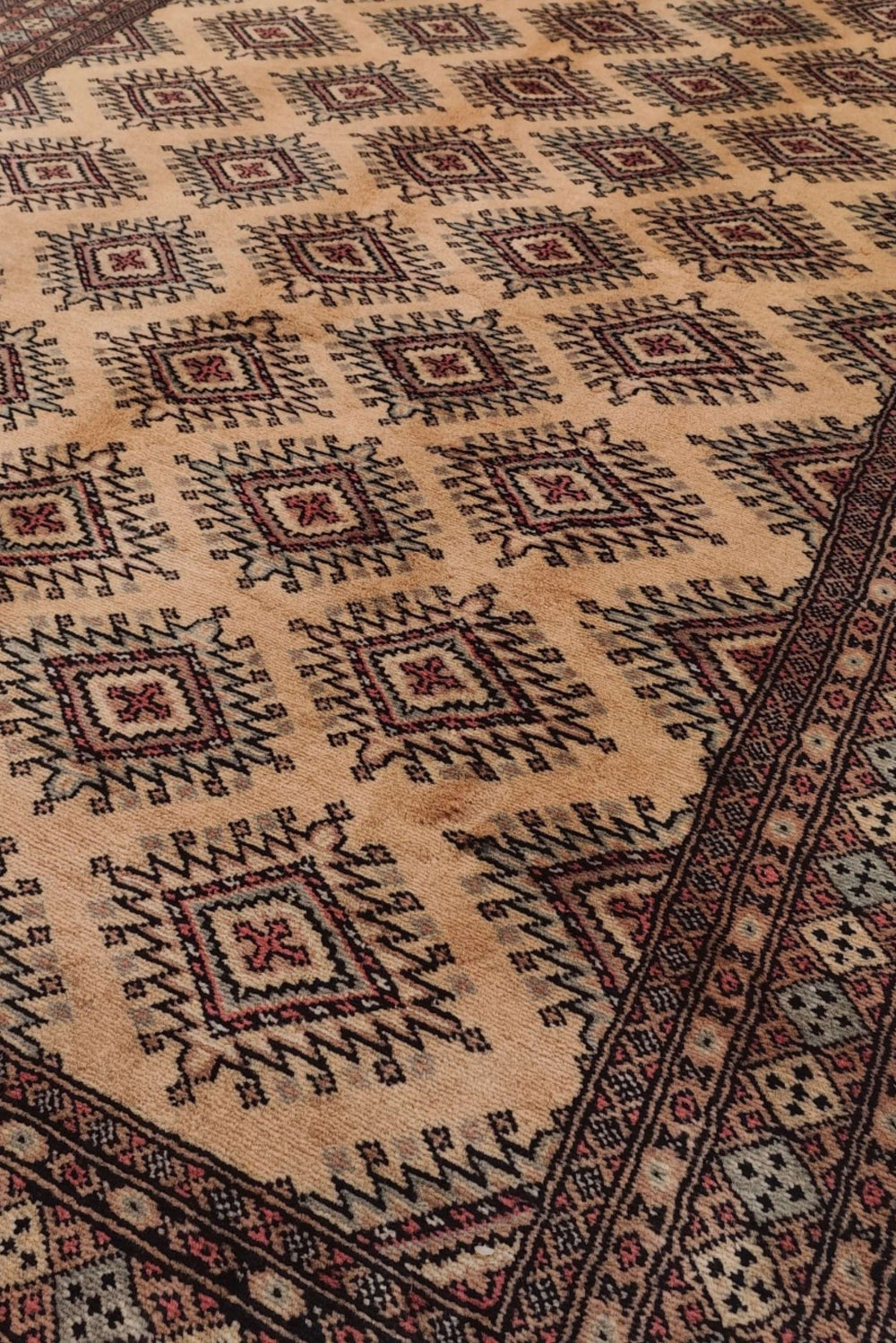Stepped diamond detail in cream and brown on Jaldar rug