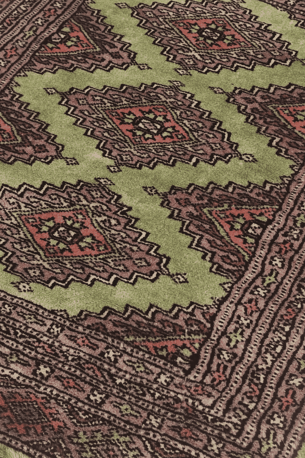 Stepped medallion detail in olive and mauve on Jaldar rug