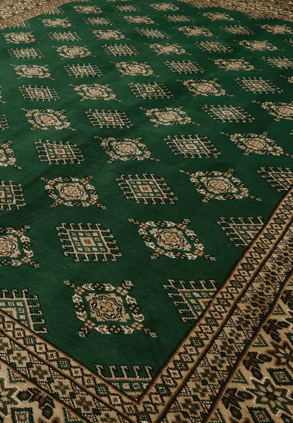 Diamond lattice detail in pine green and cream on Jaldar rug