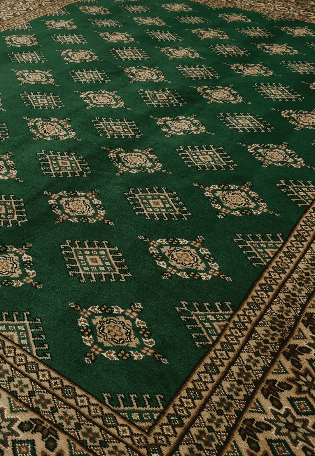 Diamond lattice detail in pine green and cream on Jaldar rug