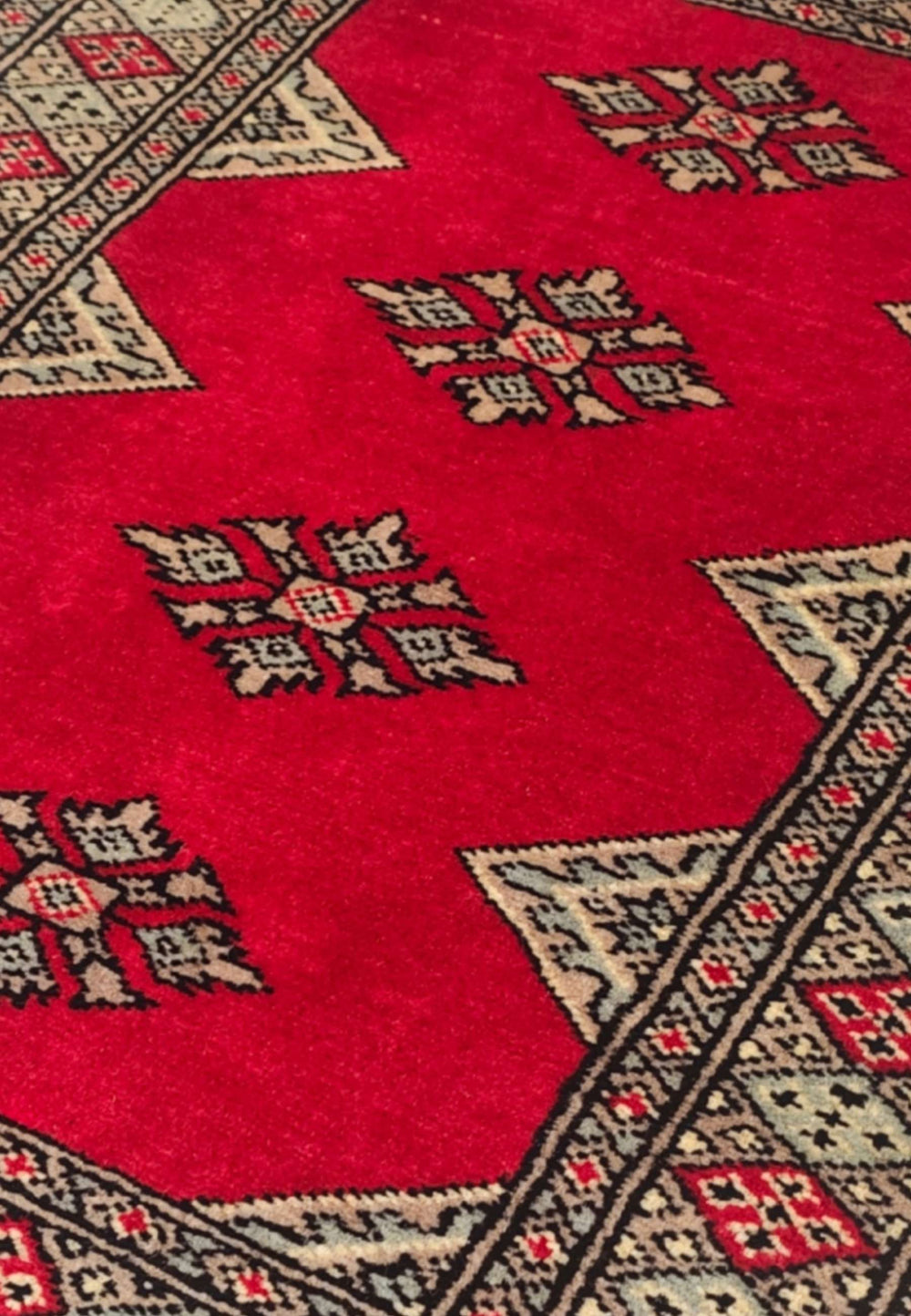 Medallion detail in rose-red on Pakistani Jaldar rug