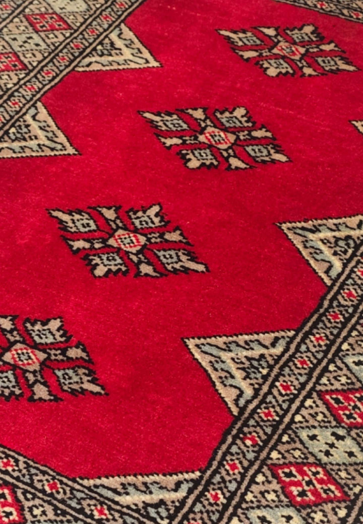 Medallion detail in rose-red on Pakistani Jaldar rug