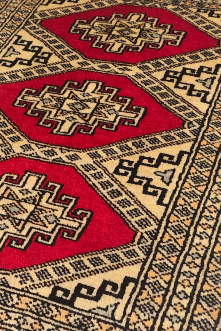 Medallion detail in red on Pakistani Jaldar rug