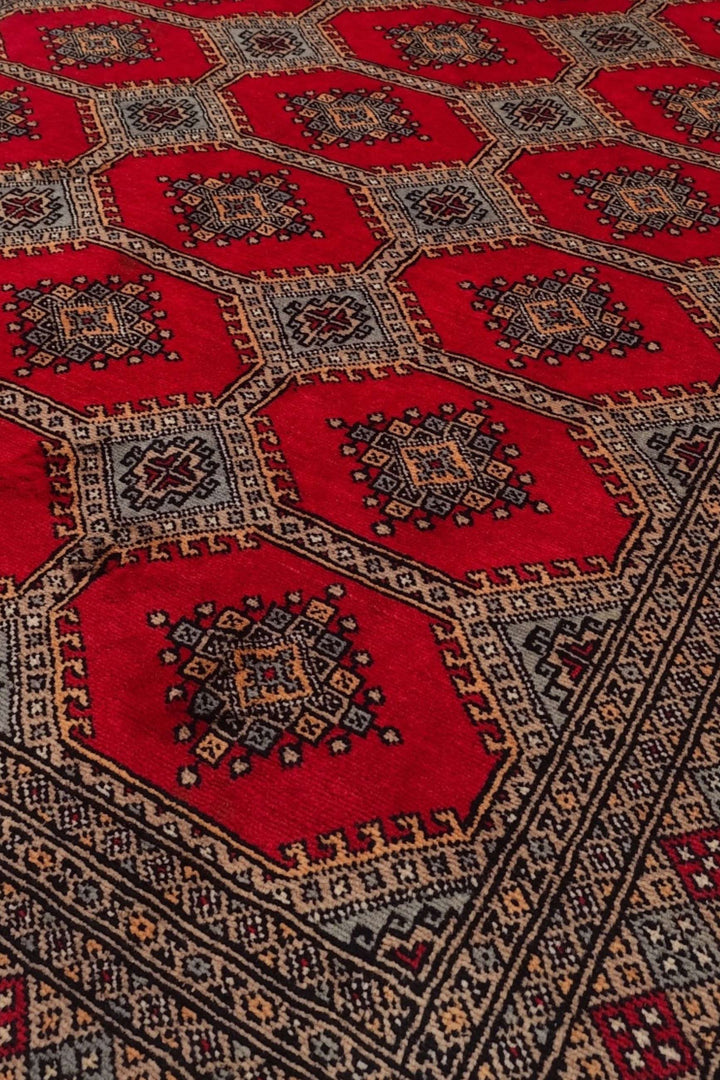 Octagon gül detail in ruby red and sand on Jaldar rug