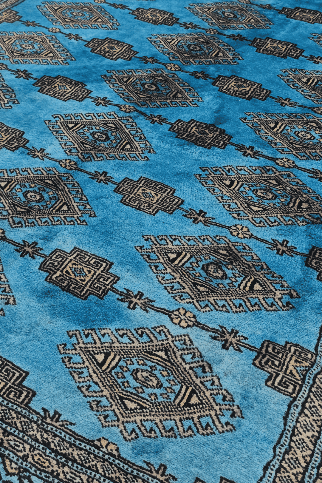 Diamond gül detail in azure blue and cream on Jaldar rug