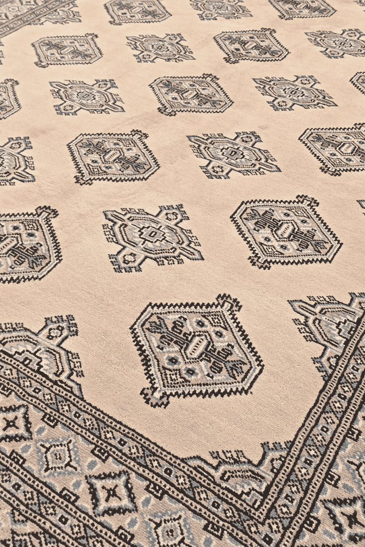 Diamond gül detail in ivory and slate grey on Jaldar rug