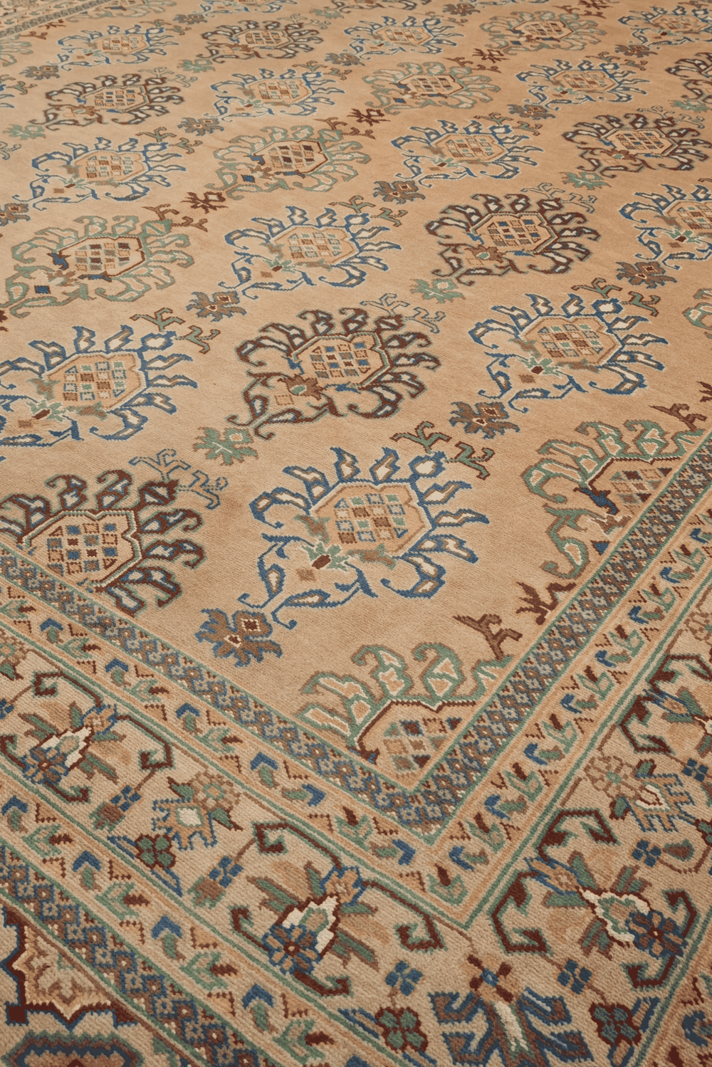 Alternating palmette detail in apricot and slate blue on Pakistani rug