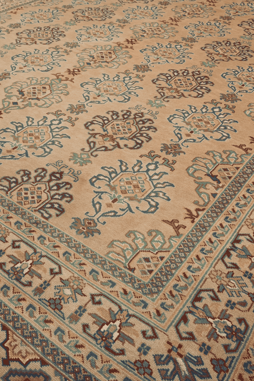 Alternating palmette detail in apricot and slate blue on Pakistani rug
