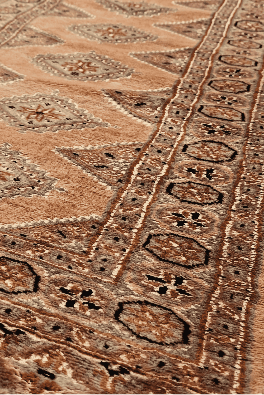 Diamond gül detail in salmon and mauve on Jaldar runner