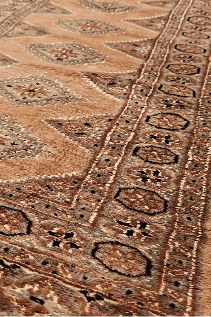 Diamond gül detail in salmon and mauve on Jaldar runner