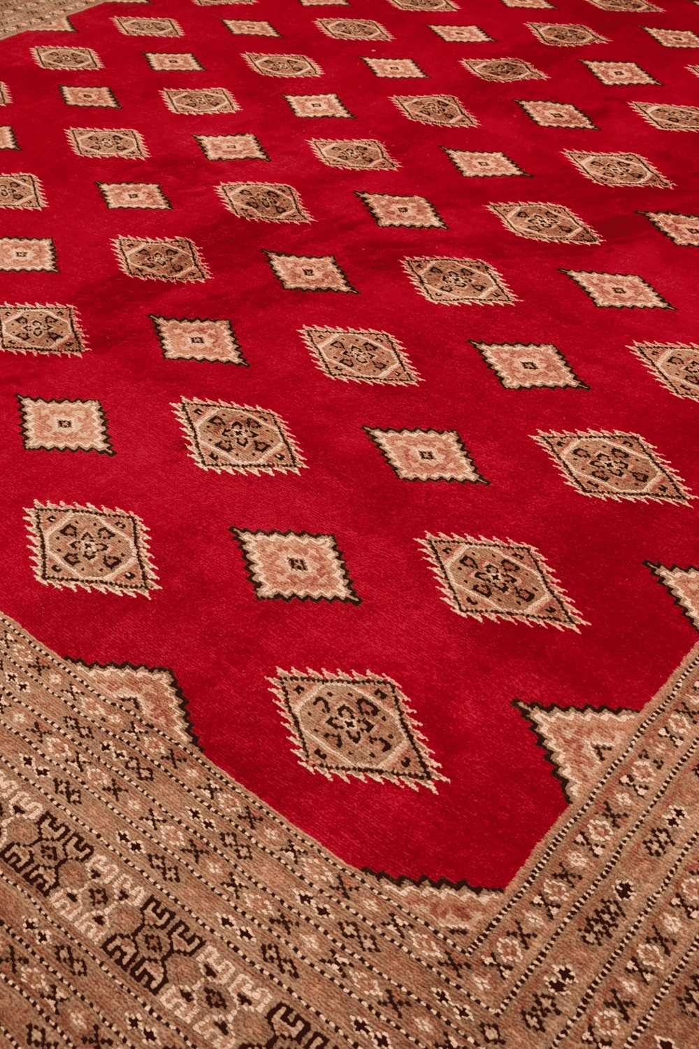 Gül motifs in madder red and camel on Pakistani Jaldar rug