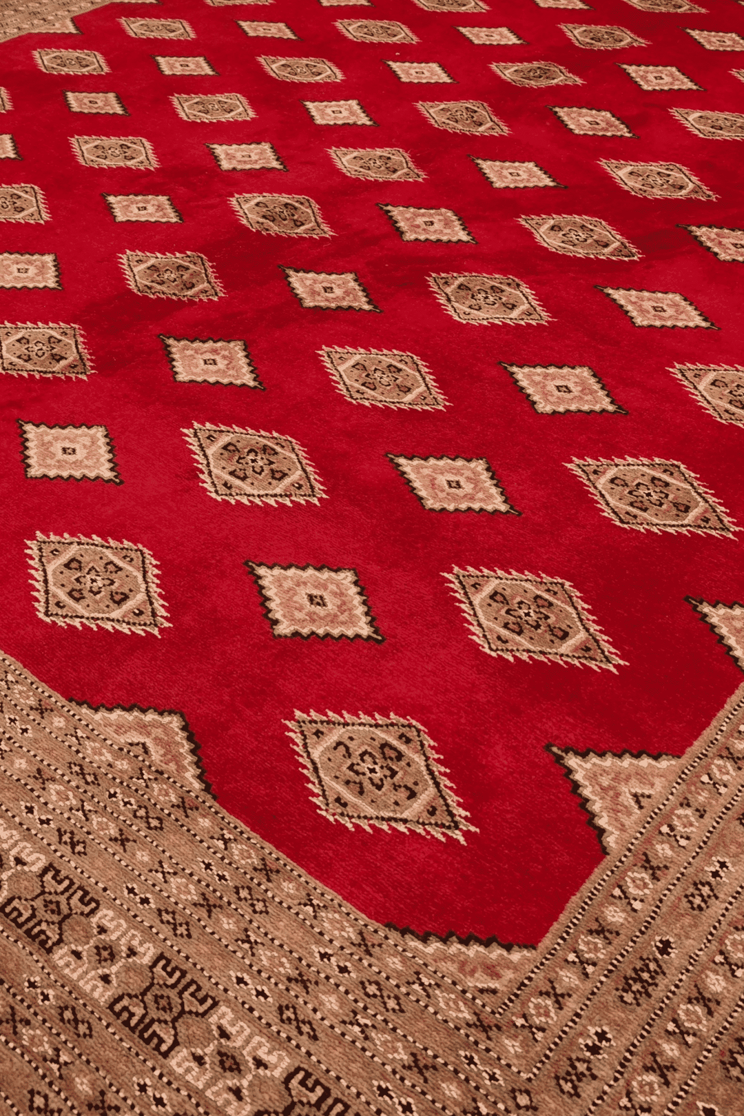 Gül motifs in madder red and camel on Pakistani Jaldar rug