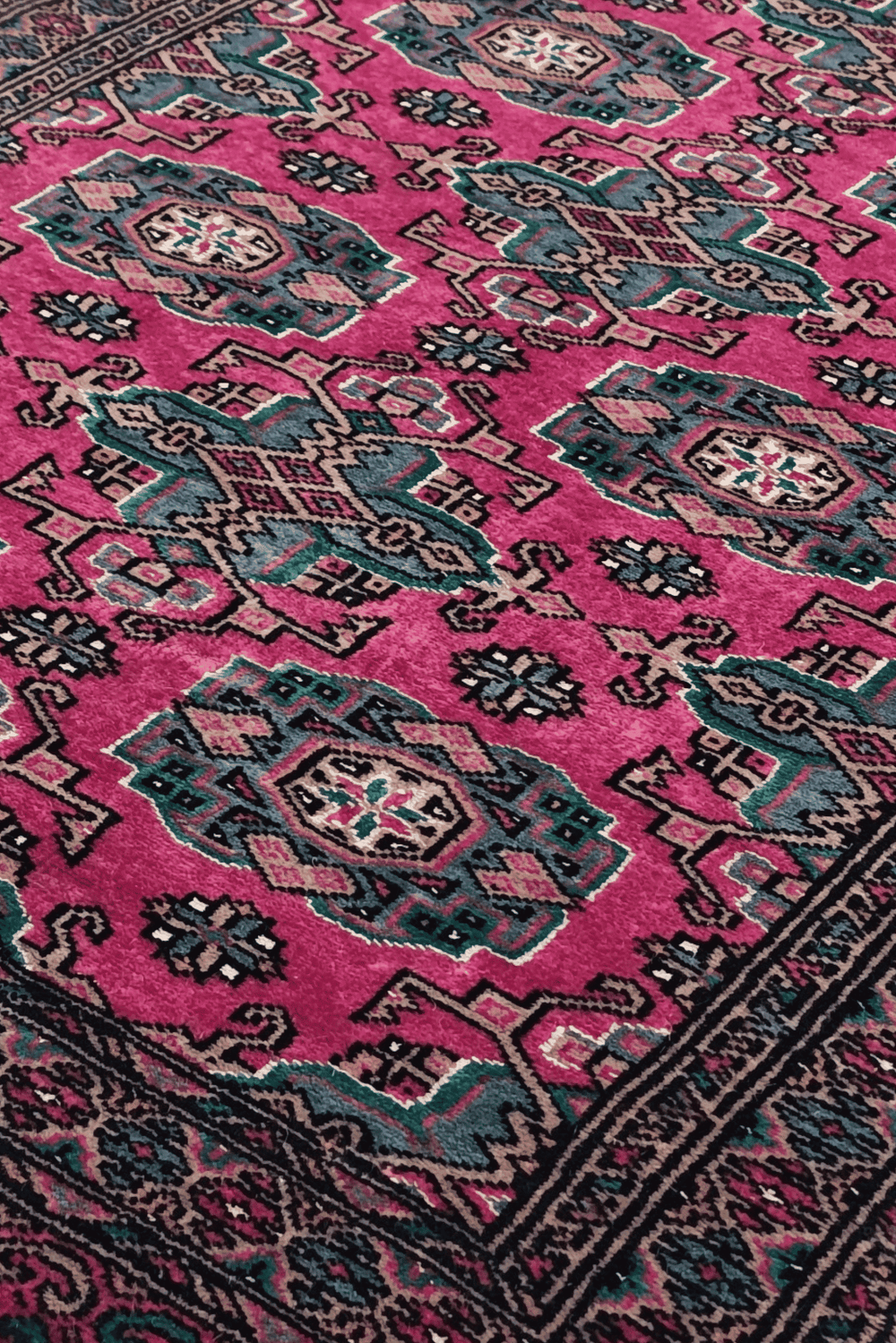 Rosette gül detail in magenta and teal on Jaldar runner